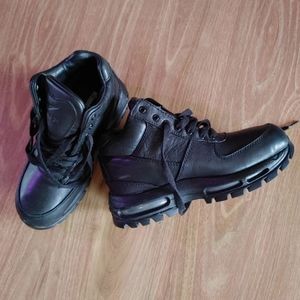 Nike Goadome boots Youth Size 4